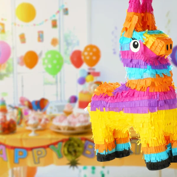 pinata-festiva-brillante-colgando-en-el-interior-en-el-espacio-de-la-fiesta-de-cumpleanos